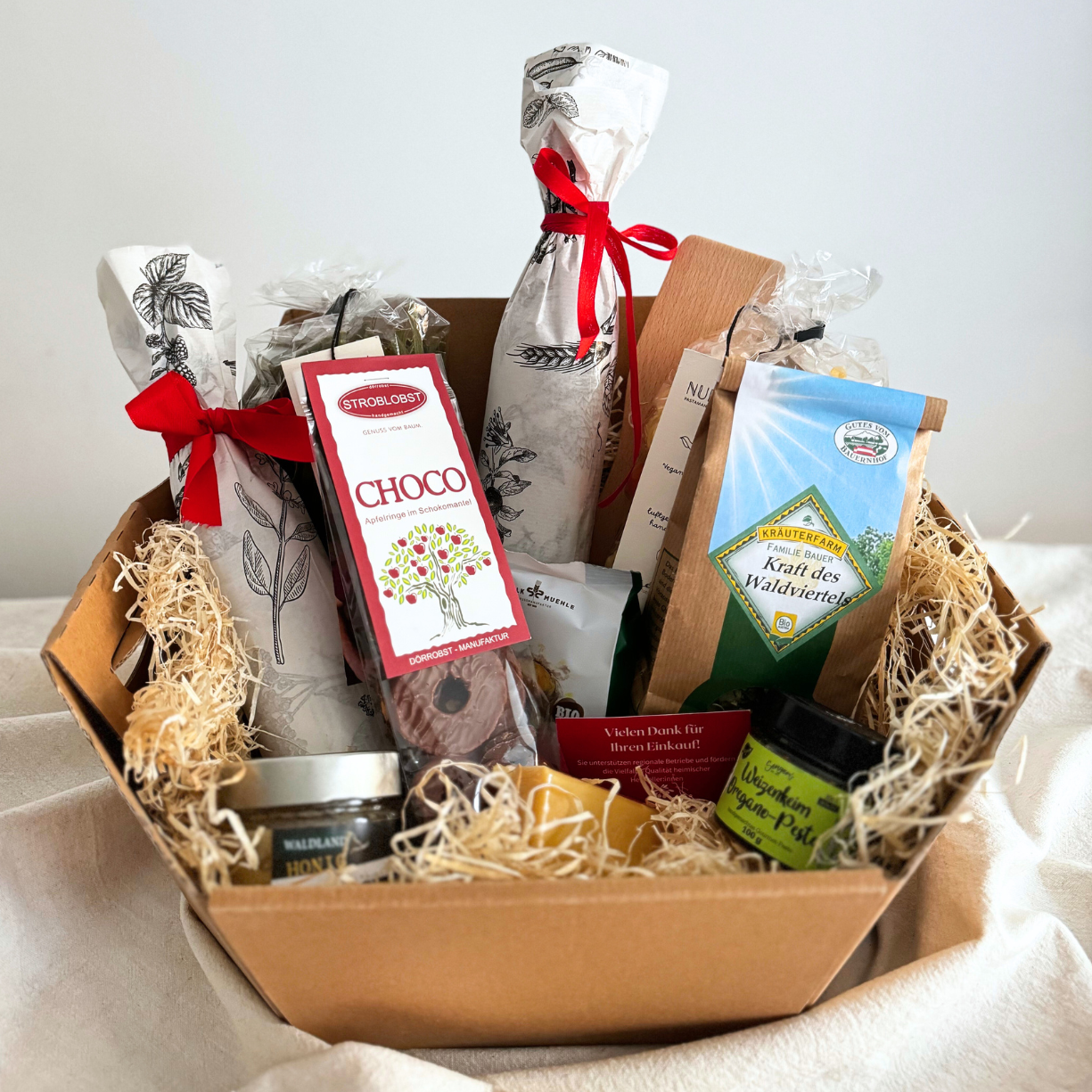 Große Kiste mit regionalen Geschenken von vorne