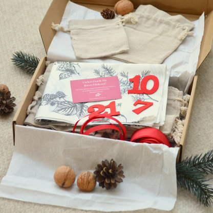 Box mit Säkchen, Bändchen und selbstklebende Zahlen für einen eigenen Adventskalender