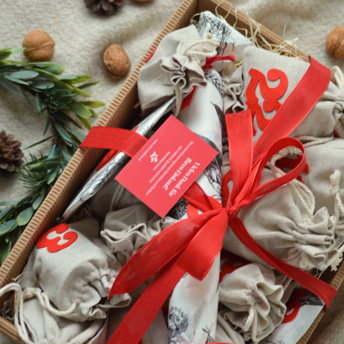 Adventskalender mit roter Schleife Nahansicht