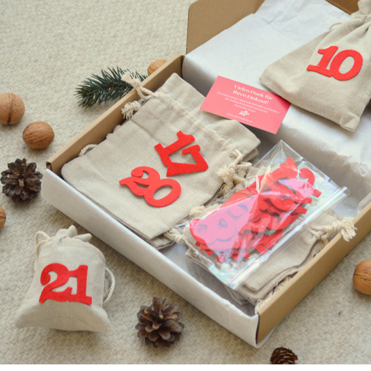 Box mit Säkchen, Bändchen und selbstklebende Zahlen für einen eigenen Adventskalender im anderen Winkel
