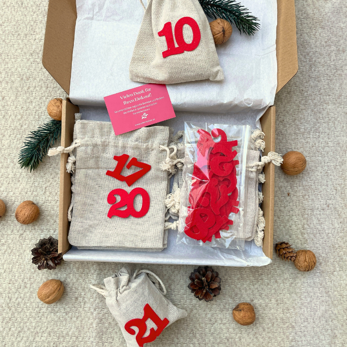 Box mit Säkchen, Bändchen und selbstklebende Zahlen für einen eigenen Adventskalender von oben