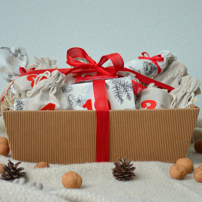 Adventskalender mit roter Schleife Frontansicht