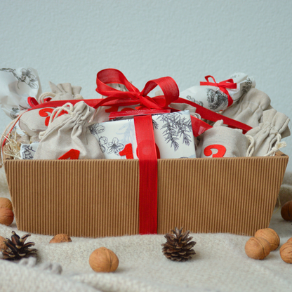 Adventskalender mit roter Schleife Frontansicht