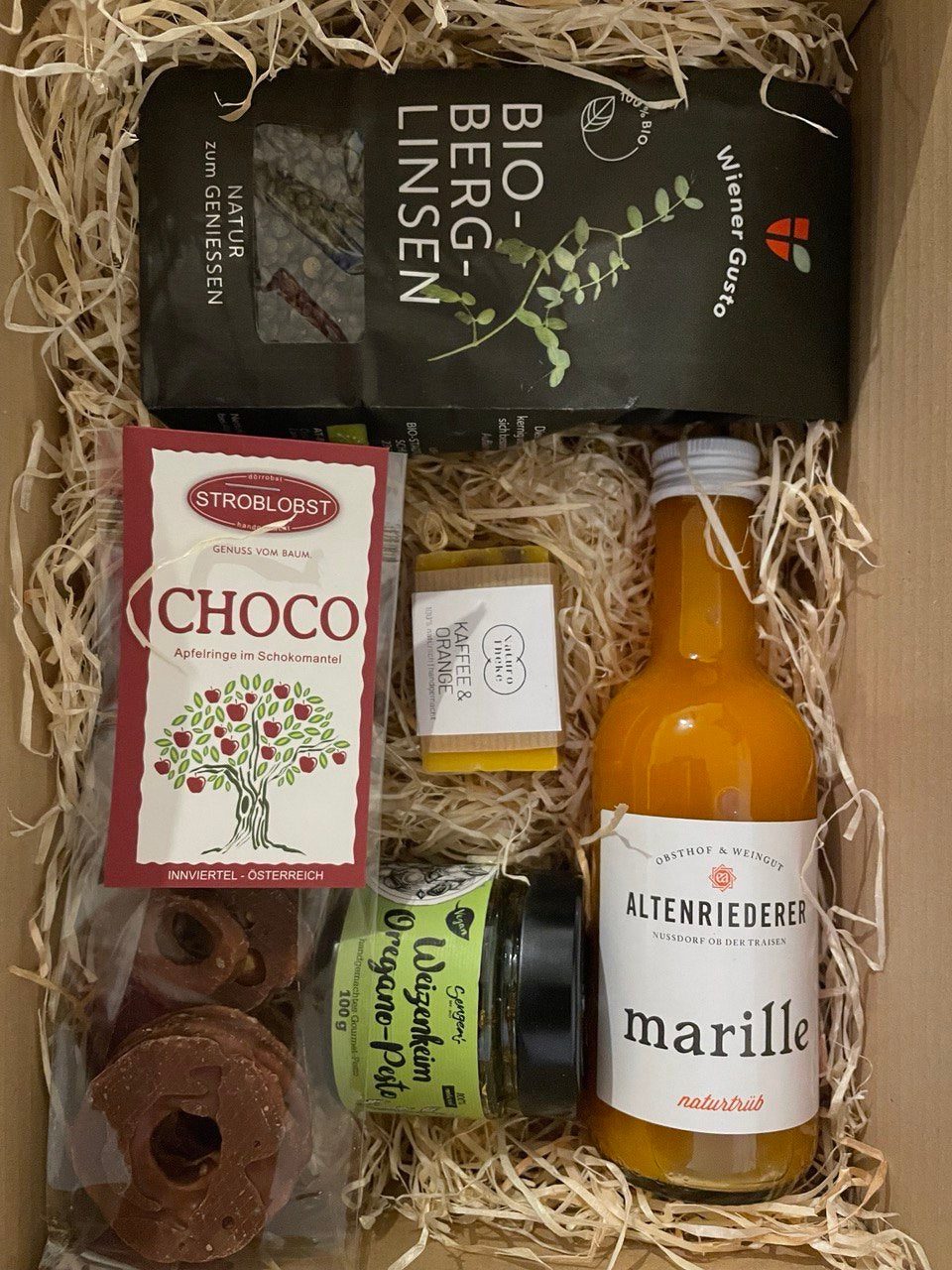 Kleine Kiste mit regionalen Geschenken von oben